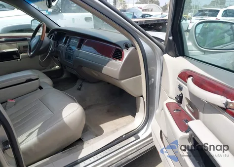 2003 Lincoln Town Car Signature from USA, damaged, VIN 1LNHM82W73Y650288